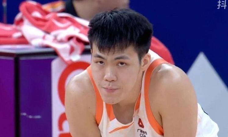 CBA最新动态：曾繁日签约江苏，朱芳雨当之无愧，山东赔本3500万