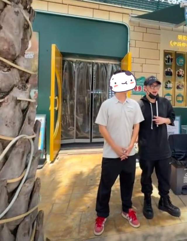 原创            潘玮柏一家三亚度假，和宣云吃椰子鸡，瘦了18斤穿以前衣服都肥大