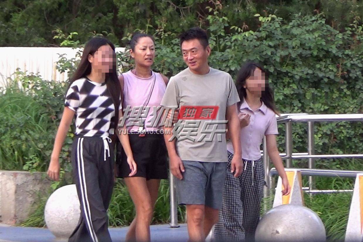独家揭秘:瞿颖与男友带俩女儿餐厅聚餐,亲子互动温馨如姐妹