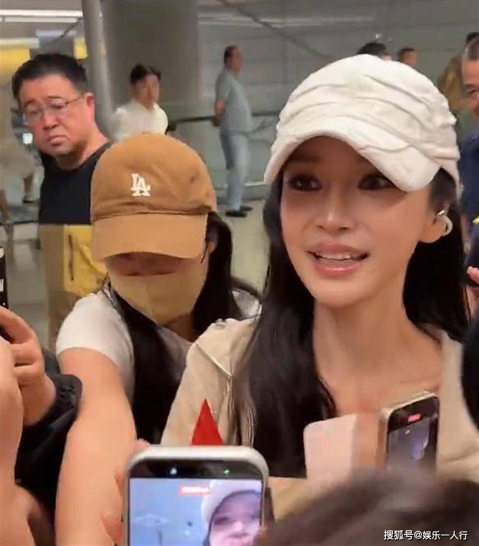 原创            上海偶遇杨颖带子散步，髋部宽大臀部丰满，裤兜里三部手机，小海绵留狼尾似黄晓明