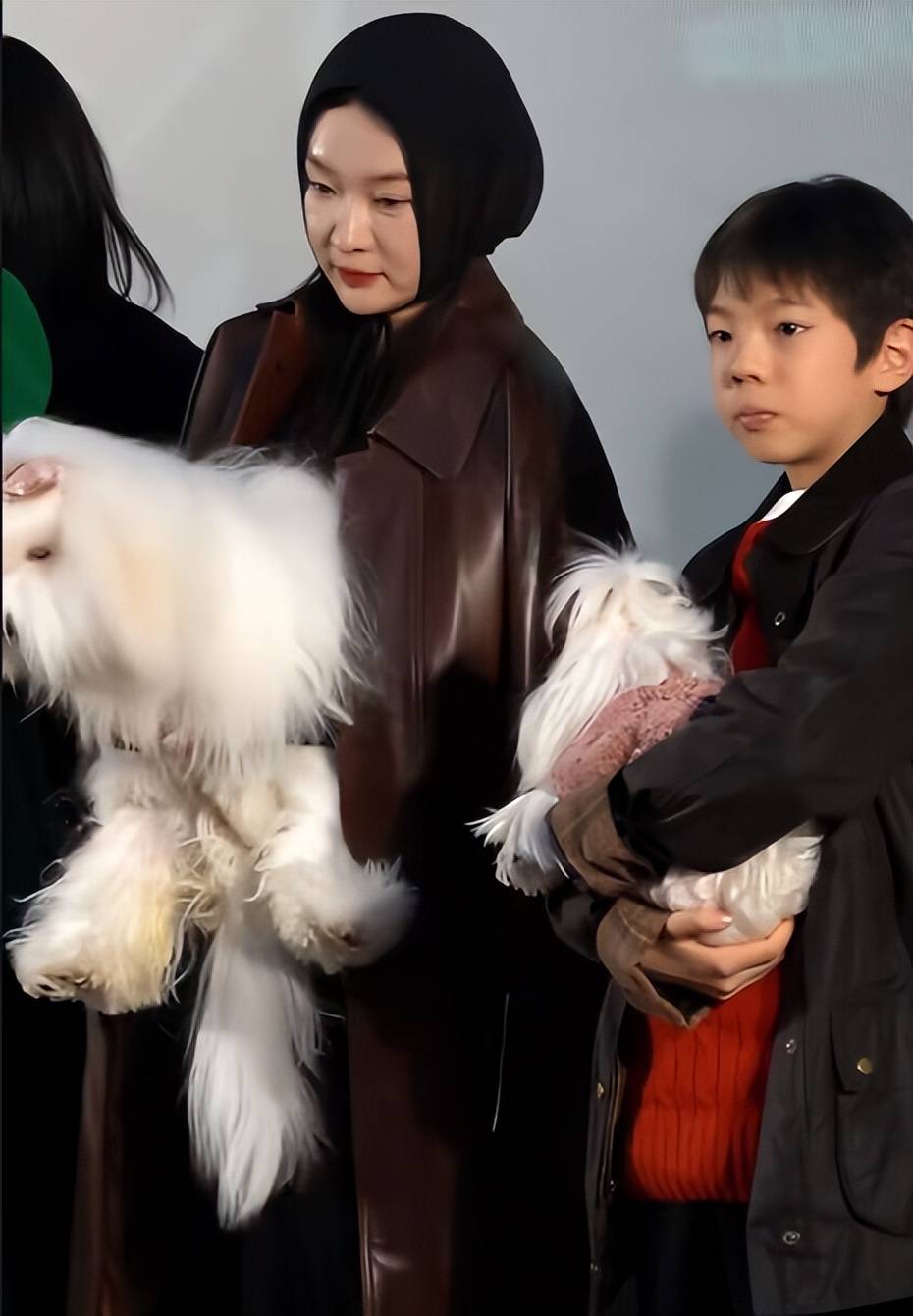 杜江一家三口外出聚餐,13岁嗯哼个子出众,霍思燕身材圆润_孩子_少年_劲儿