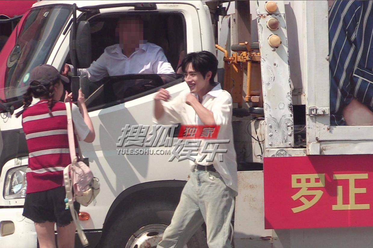 罗正户外站台品牌宣传 烈日下激情喊话引爆现场