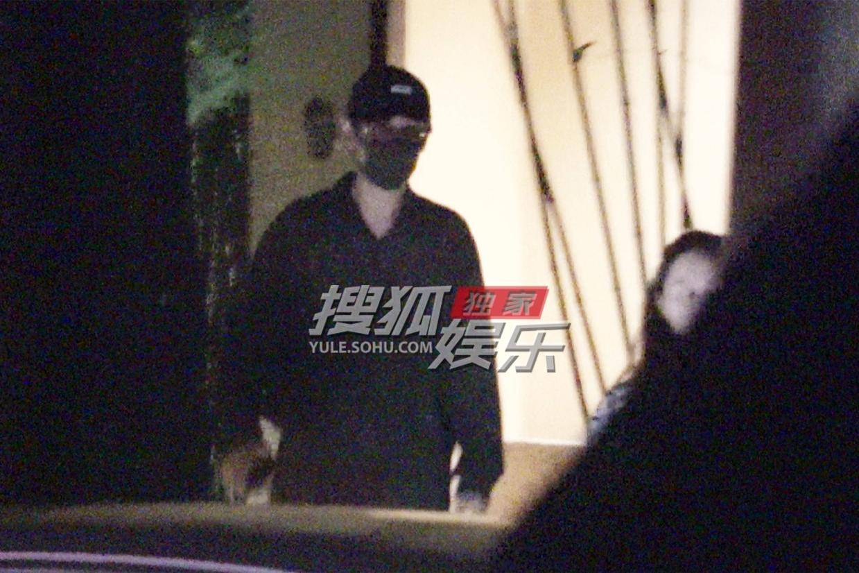朱一龙日料店私服曝光 暗纹衬衫演绎高级感穿搭范本