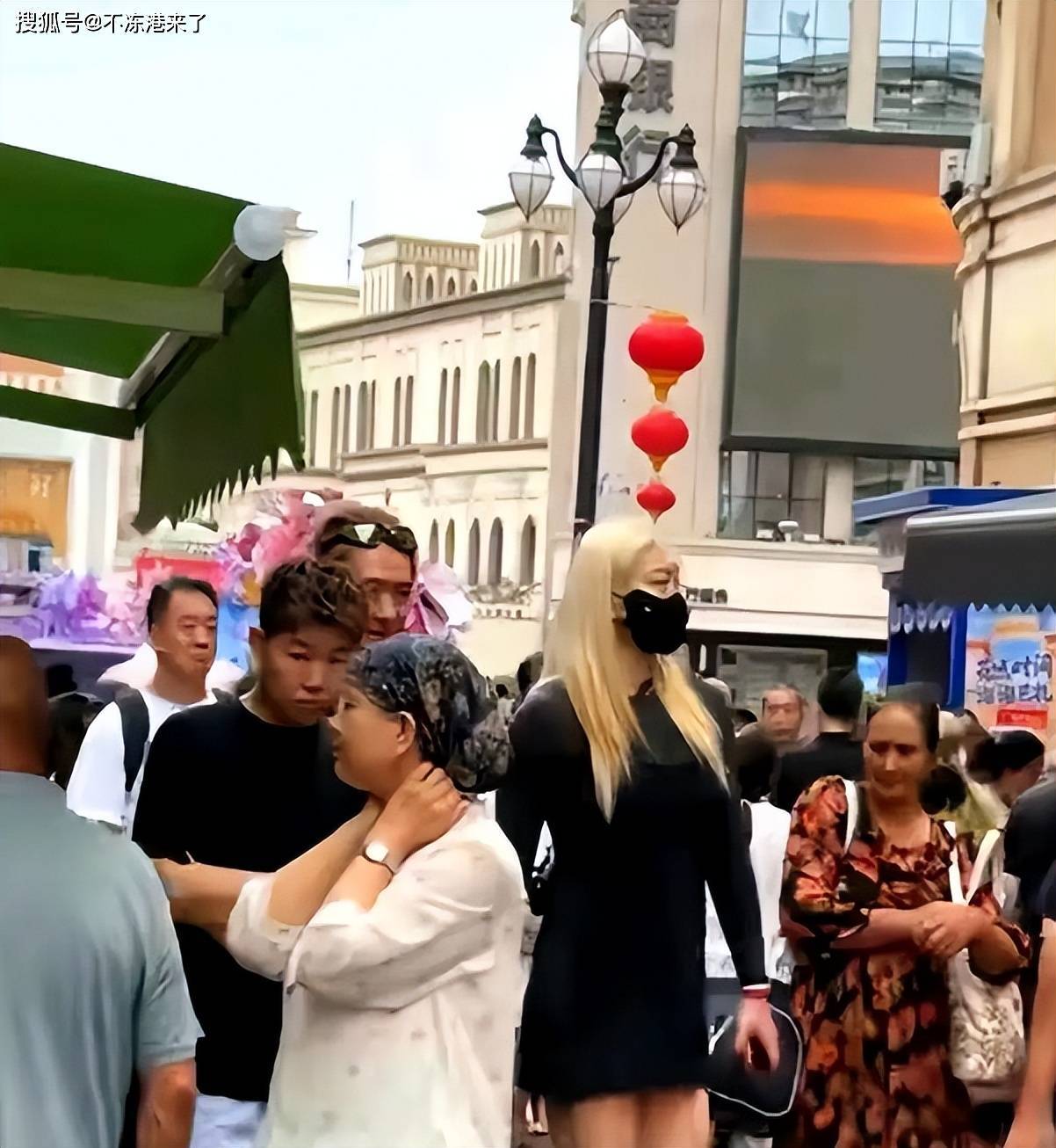 首次露面！和李梦分手悬念揭晓，张隆现身，身材高大，曾合开公司