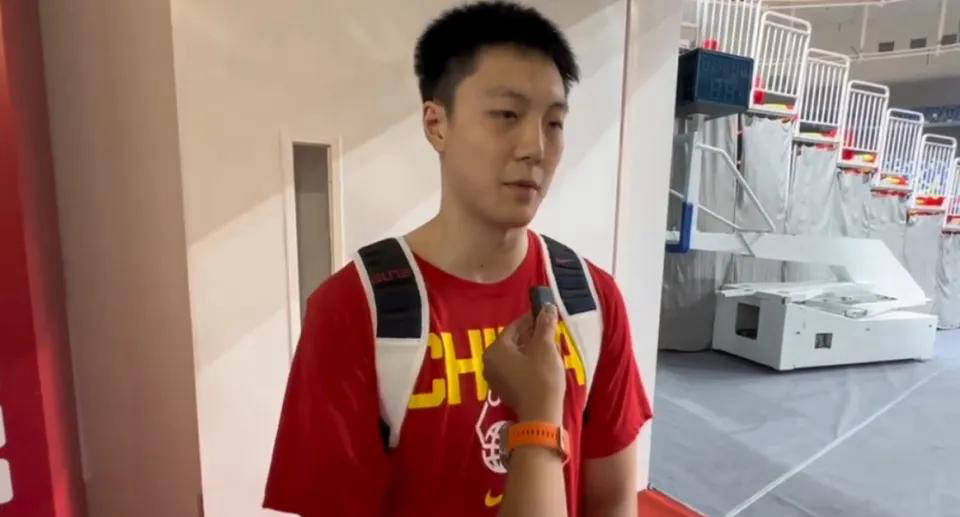 胡明轩：国家队需要时刻保持调整，适应热身赛对抗强度