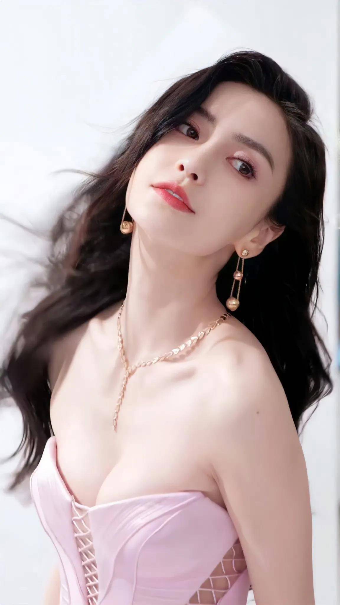 37岁杨颖复出后，首次晒出泳装MV与沙滩写真，已为人母的她太漂亮