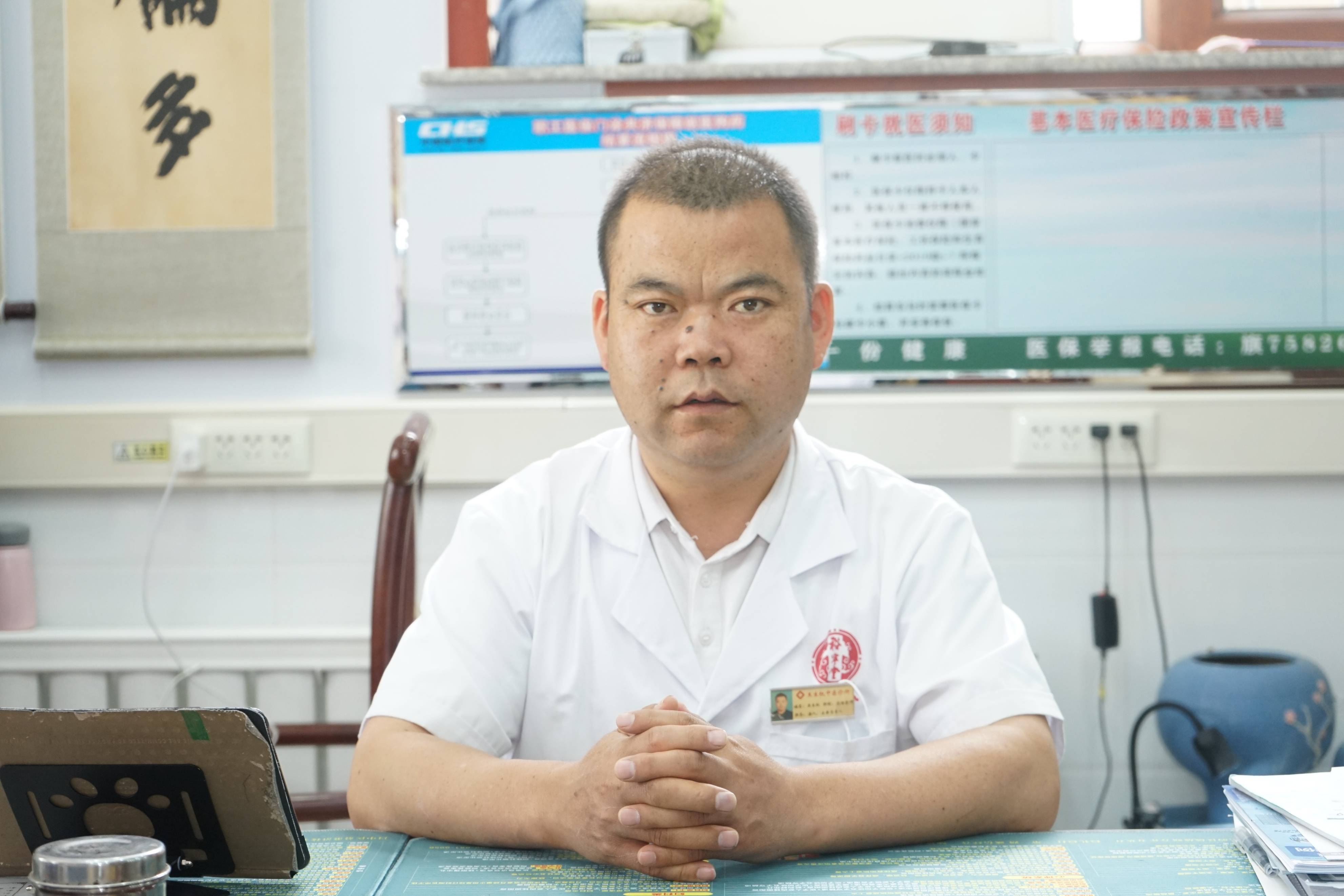 一生气就胃疼反酸？胸口肋骨胀着疼？问题很可能不在胃