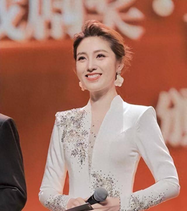 上海主持人何卿：曾是前国脚女友，低调嫁人后，9岁女儿为她争光