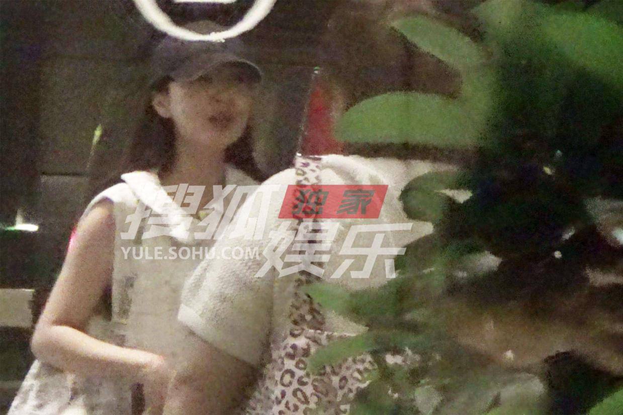 李菲儿深夜酒店告别好友 笑容灿烂引关注