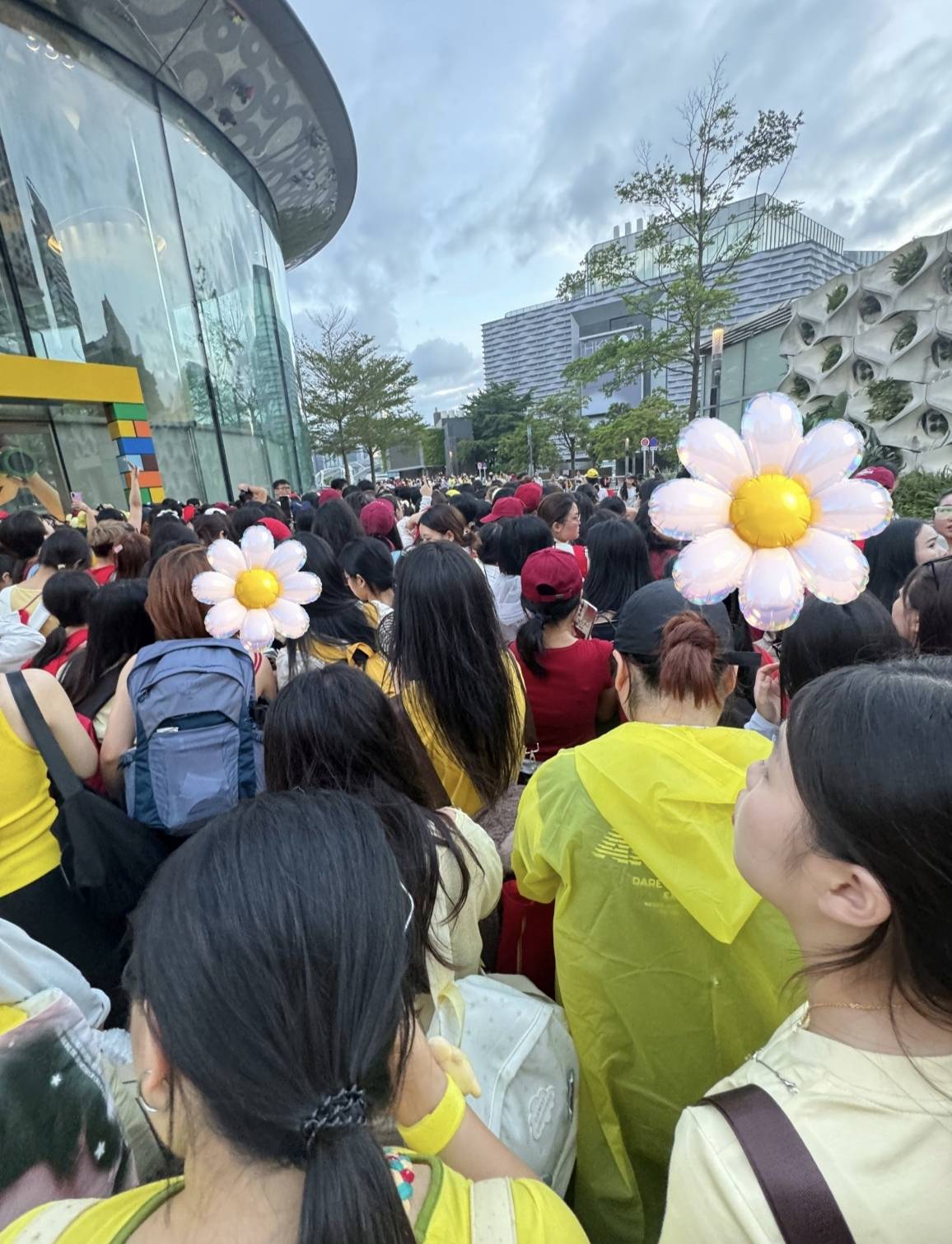 YSL香港活动 驱逐消费者