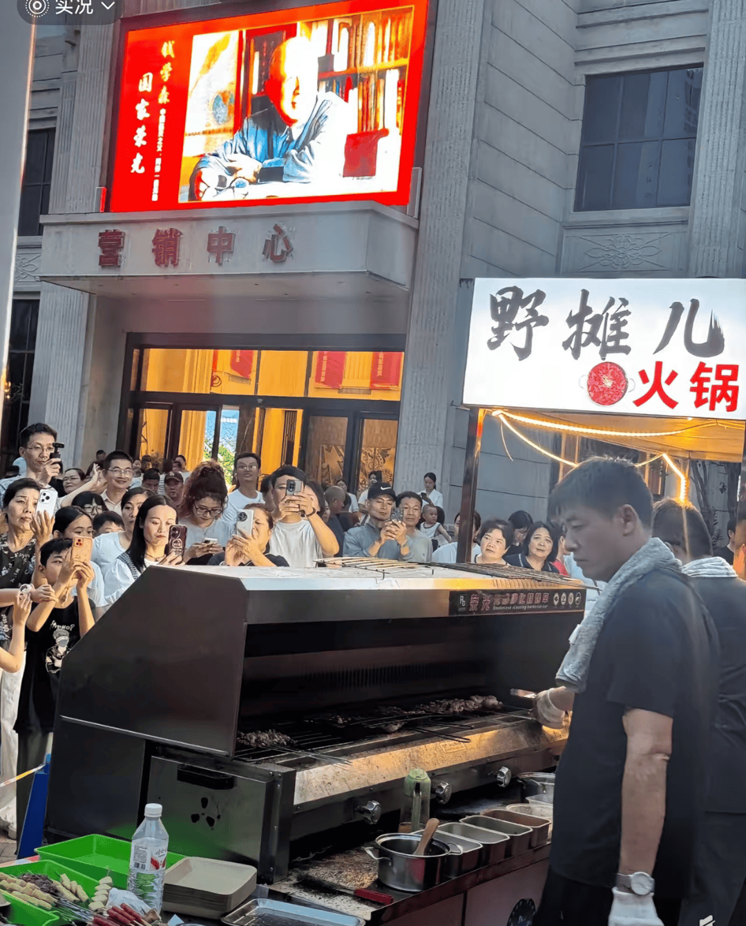 原创            撕掉网红既定剧本，撞脸张雪峰烧烤摊主，把流量留给寻亲微光