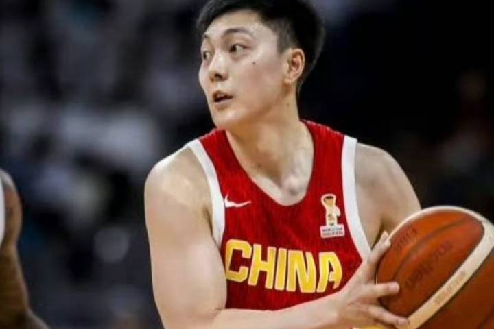 中国男篮目前排名小组第三，出线形势依旧堪忧，但有两个利好消息
