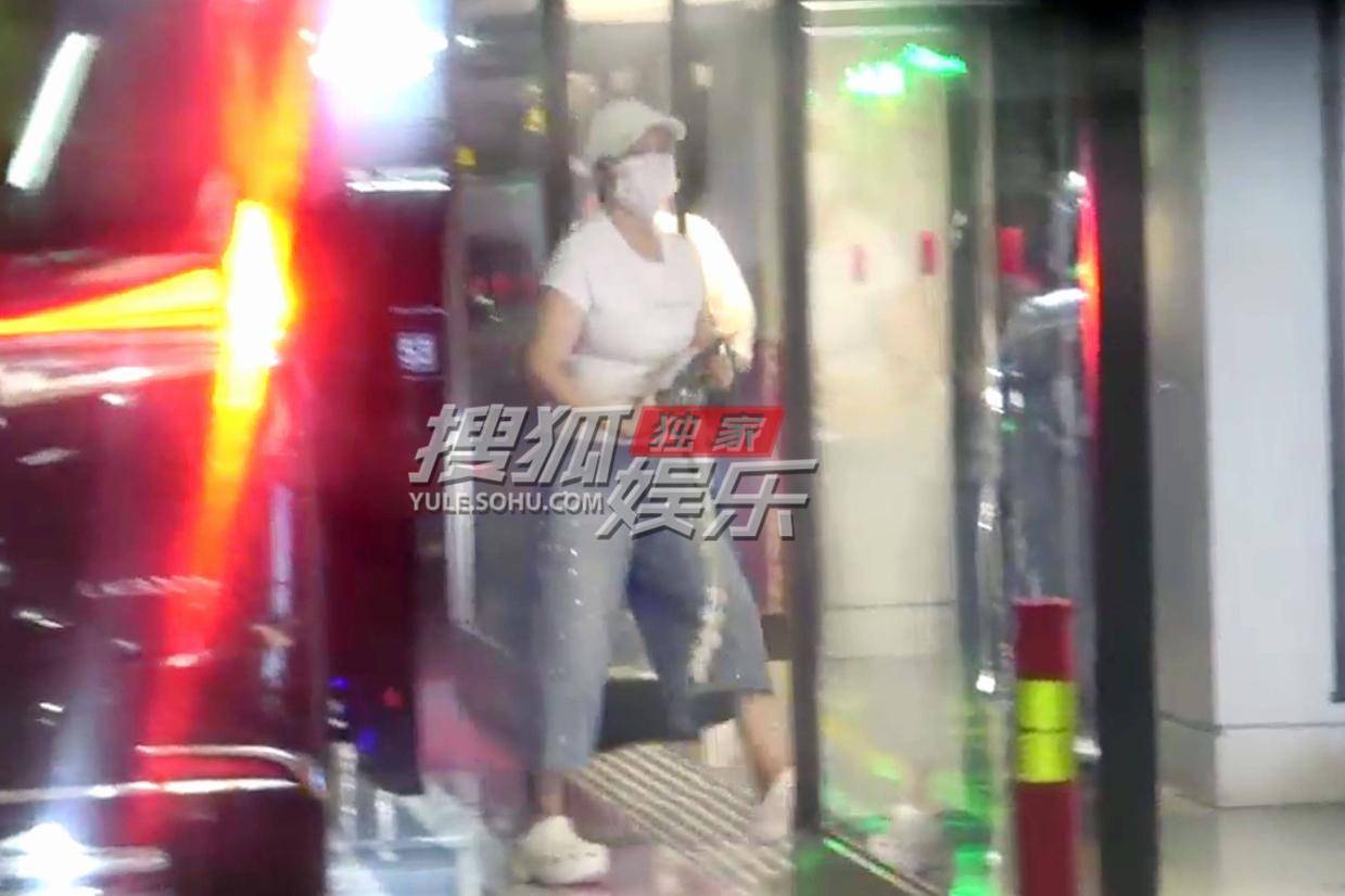 沈春阳影棚拍摄收官 携助理商场逛街尽显惬意