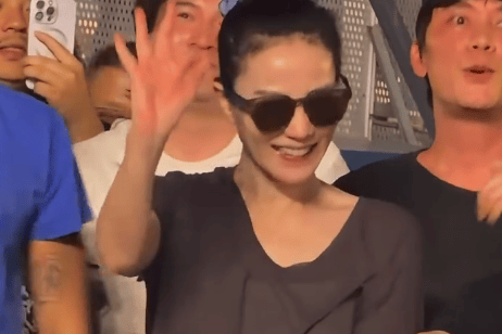 王菲现身窦靖童演出,台下大赞“牛”还俏皮互动,演唱会计划成谜