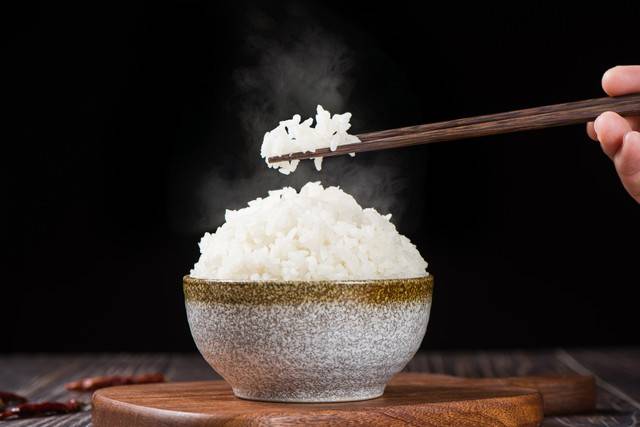 原创            米饭立大功！研究发现：糖尿病患者常吃米饭，或能降低4类并发症