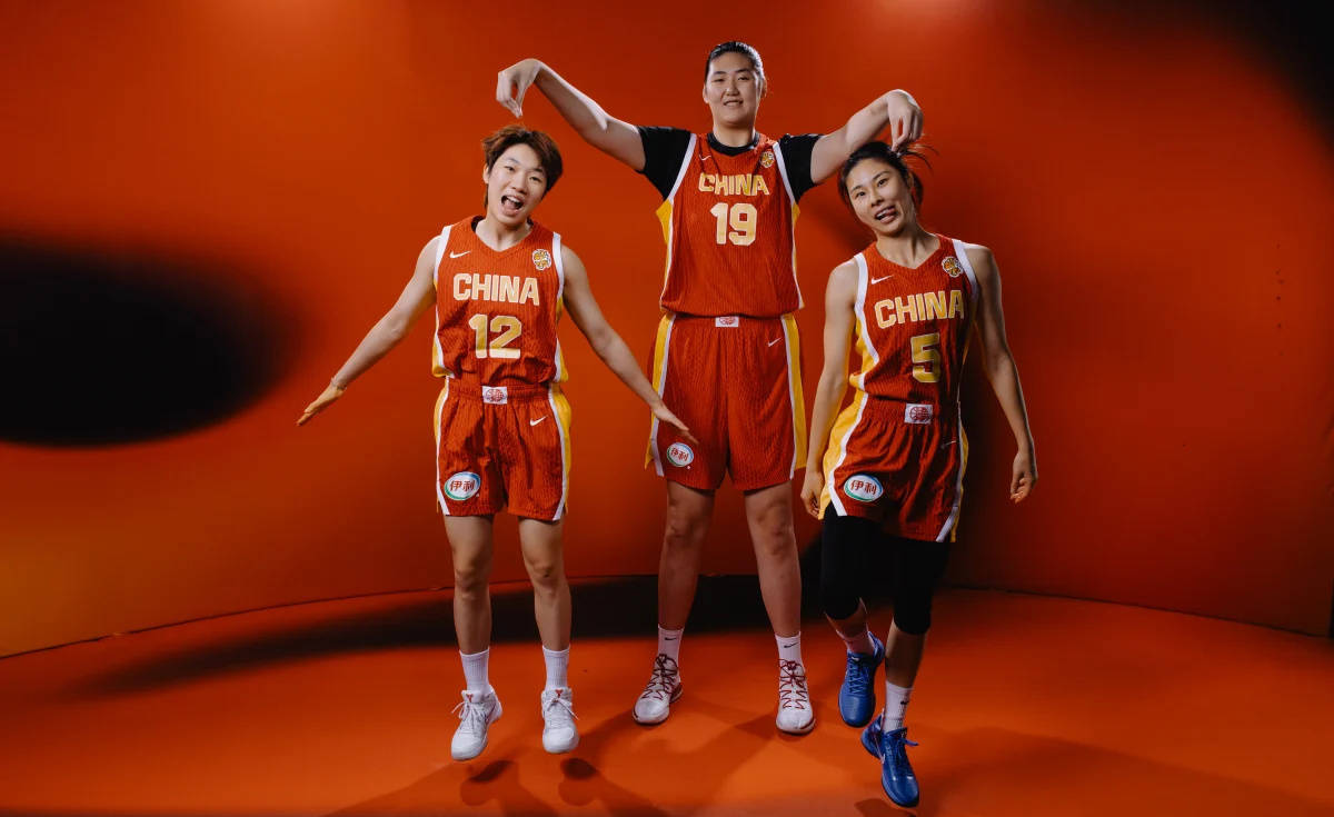 中国女篮定妆照出炉！王思雨右脚受伤肿胀，韩旭归来裁人留悬念