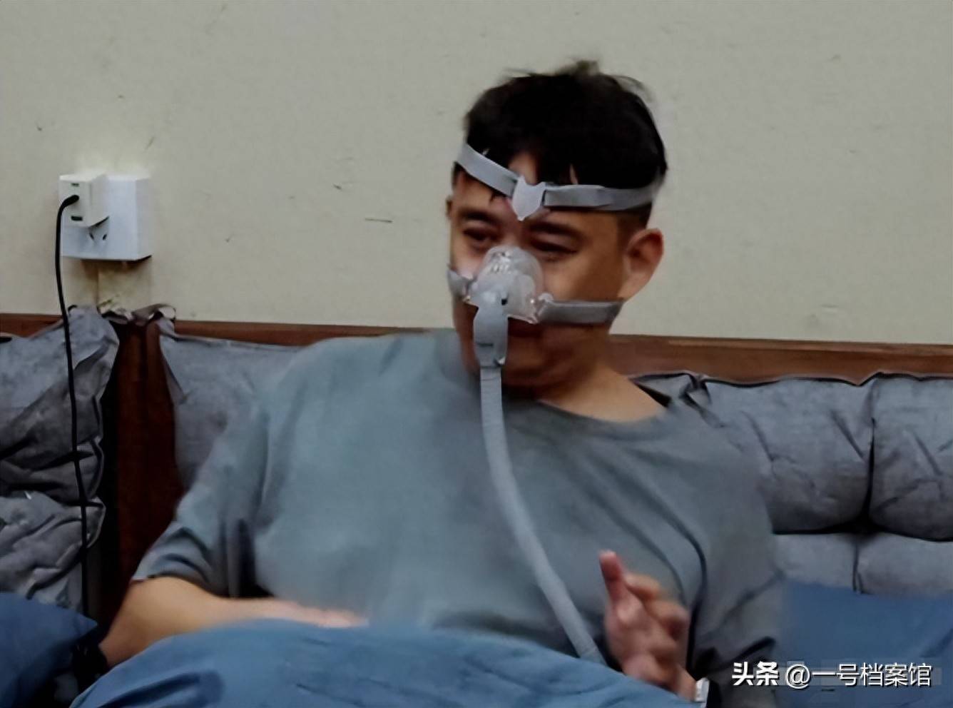 原创            54岁黄磊还能活多久？靠呼吸机睡觉的他再传噩耗，蘑菇屋终成遗憾