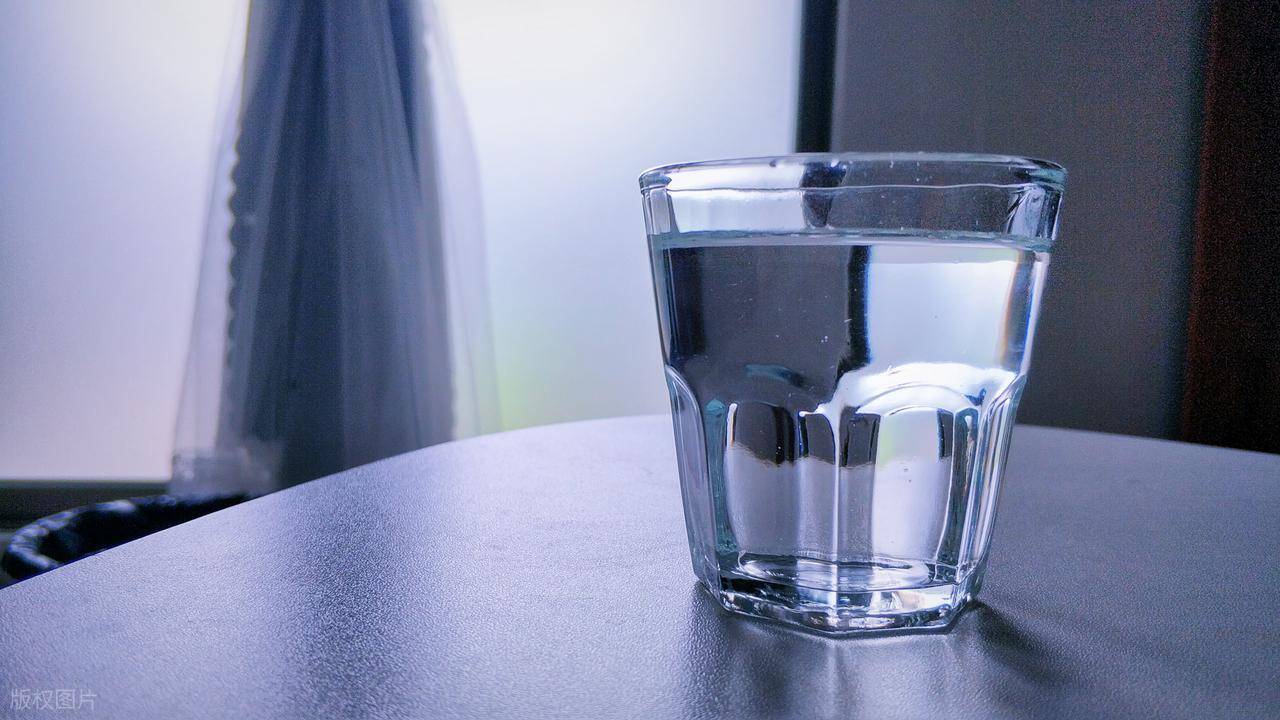 原创            人有没有血栓，喝水就知道？体内有血栓的人，喝水常有这4个表现