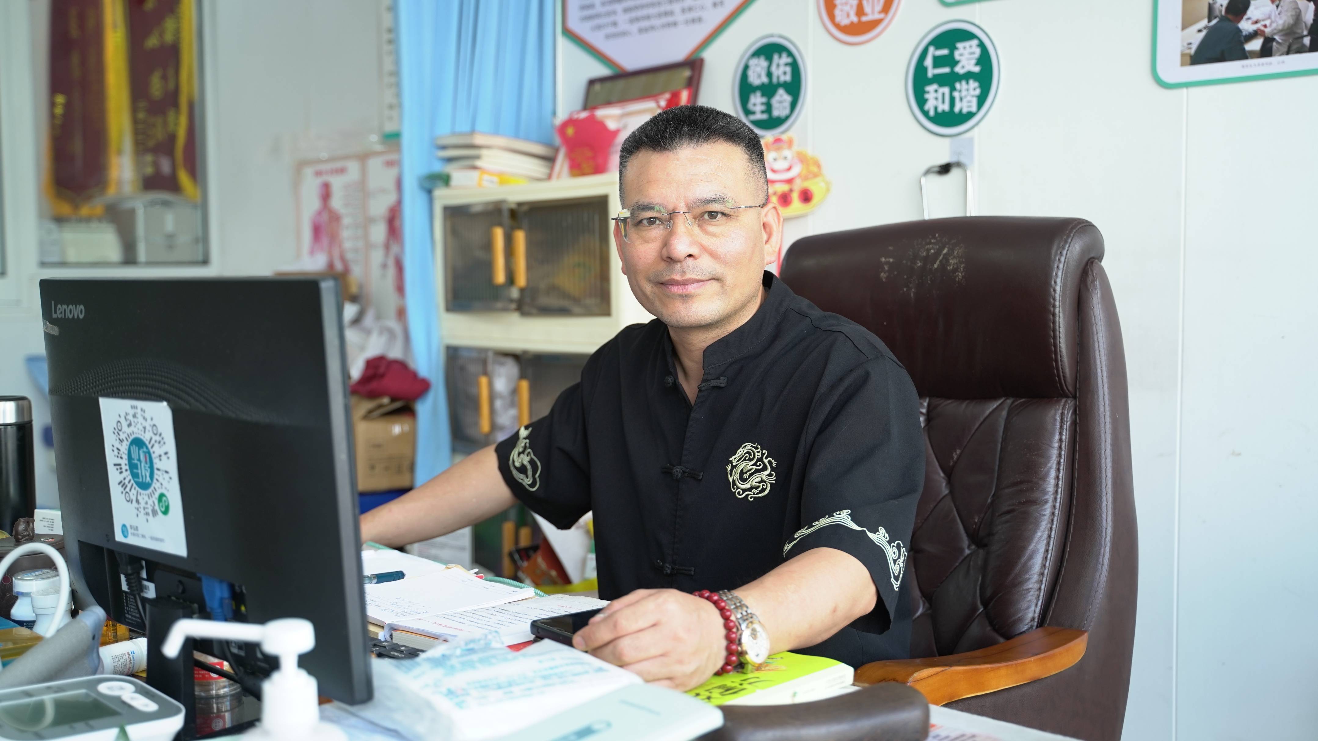 全县第一考编又辞职回基层？这个中医世家的医生不按套路走！