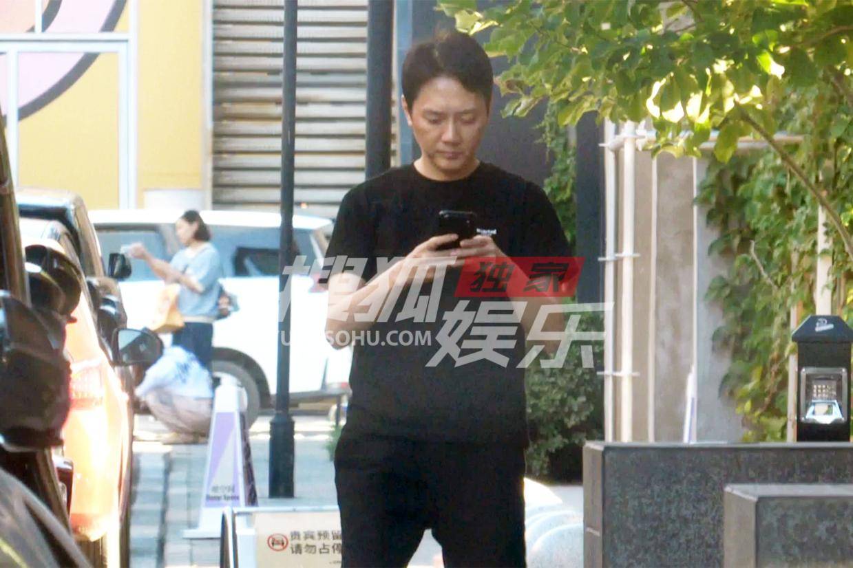 冯绍峰现身陈思诚工作室，门外闲谈气质沉稳引关注