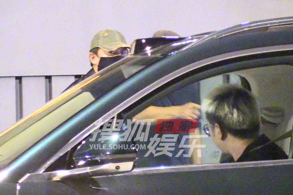 黄渤郑晓龙深夜密会细节曝光 谦逊道别展现艺术家风范
