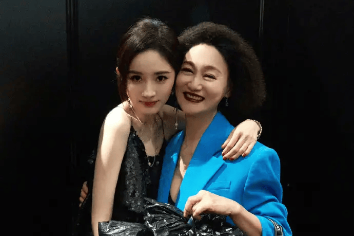惠英红甜蜜发文为杨幂庆生 盼早日合作引期待