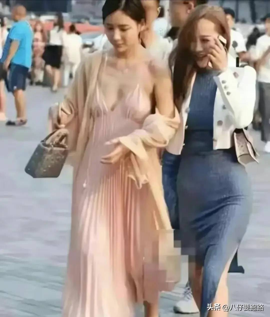 反正人长得漂亮，穿衣服就很任性，走在大街上也不尴尬