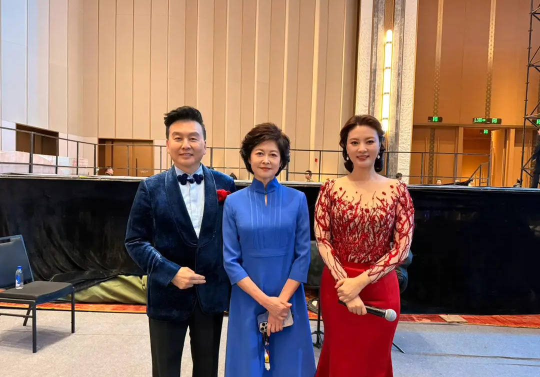 刘芳菲深情悼念敬一丹：春节前美术界春晚成永别，愿您一路走好