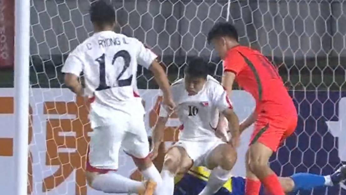2-1！中国男足赢了，亚运首战逆转，拼下开门红，三将发挥完美！