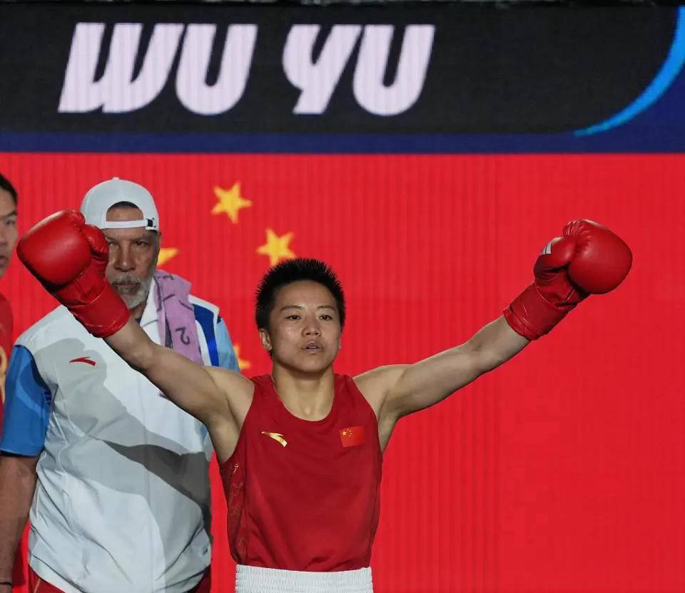与胡明轩共同担任亚运旗手的是谁？她已获得奥运世锦赛等五项拳击大满贯
