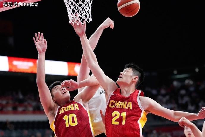 侮辱性极强!日本队领先中国男篮35分,替补球员冲中国队做哭鼻子嘲讽