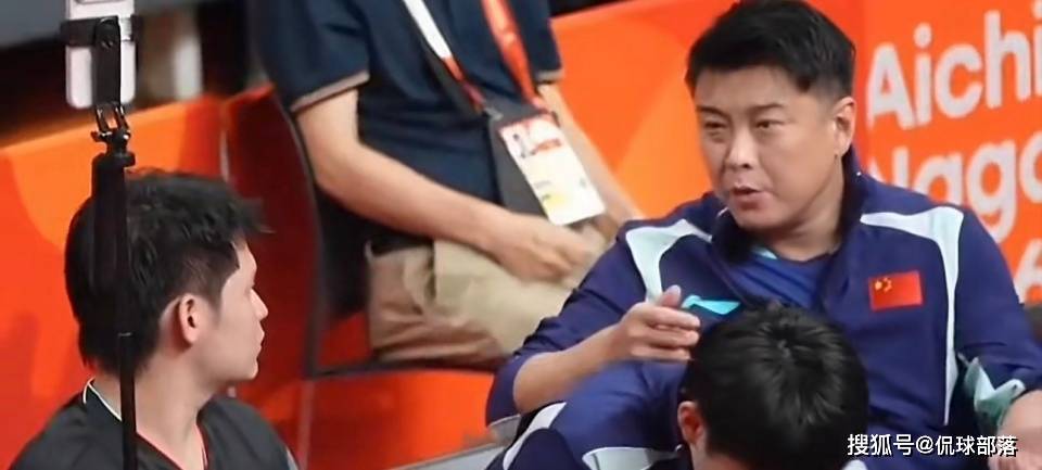 王皓冷笑！急得直挠头 输球后批评林诗栋：正手不会接 反手也不会接