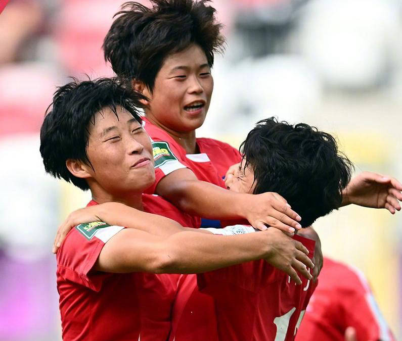 朝鲜女足U20展现统治力，以3-0战胜南美劲旅，卫冕之路势不可挡