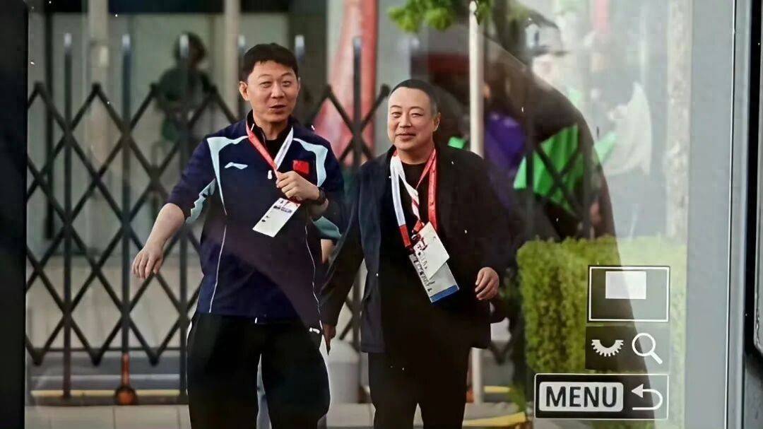 刘国梁公开现身名古屋亚运会赛场，与中国乒协主席王励勤等人围坐交流