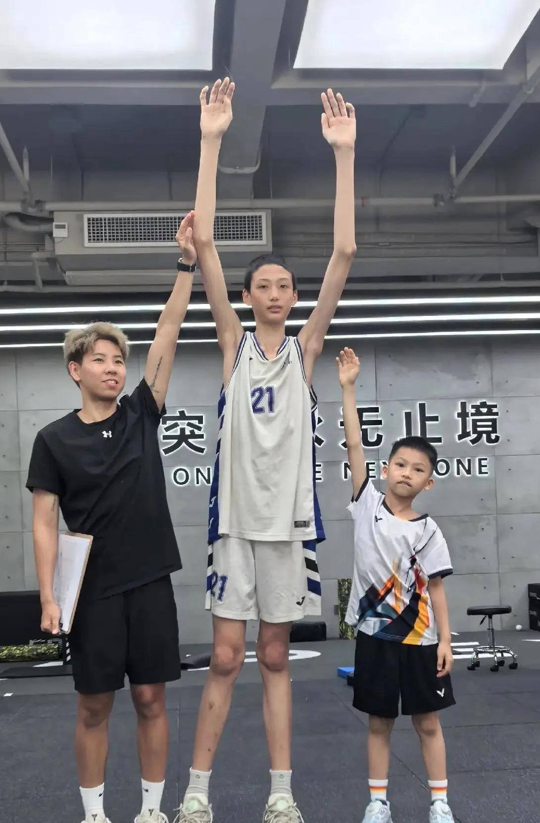 宏远早报：广东签下13岁2米新星李若豪，徐杰赚外快获免测名额