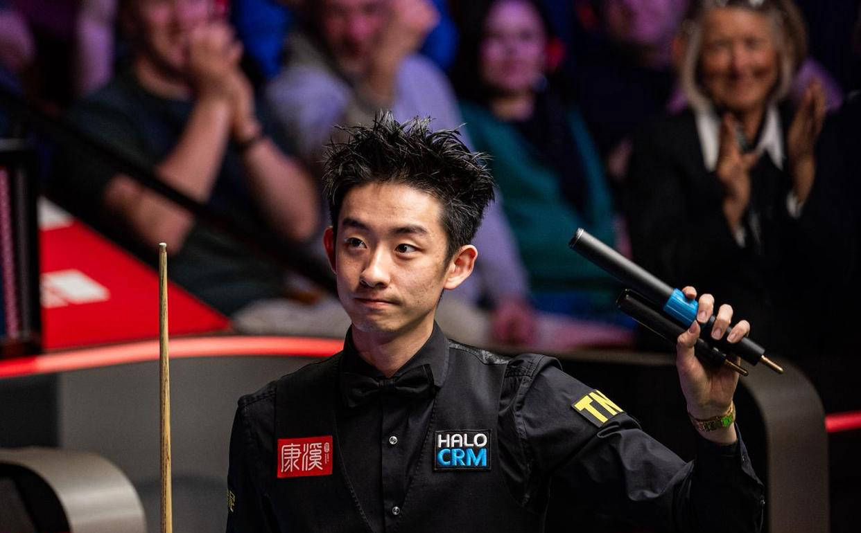 吴宜泽以5-4战胜威尔士选手，成功晋级斯诺克深圳公开赛32强