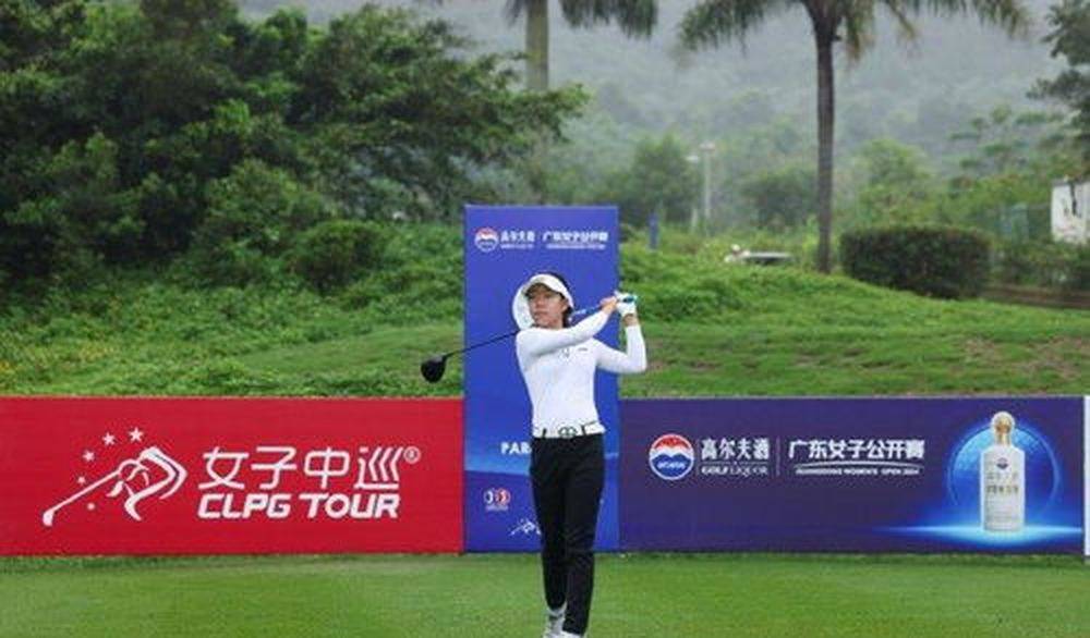 刘国梁俩闺女不打乒乓：大女儿8岁高尔夫夺冠获斯坦福录取，小女儿跳舞唱歌
