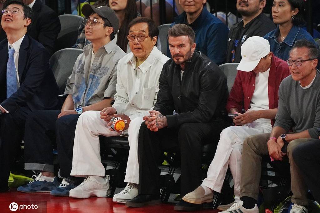 组图：姚明观战NBA中国赛 成龙贝克汉姆同框