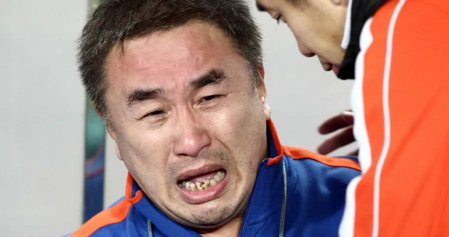 青岛海牛降级！乔伟光的美梦破灭，记者提问：还有多少俱乐部坚守了30年？