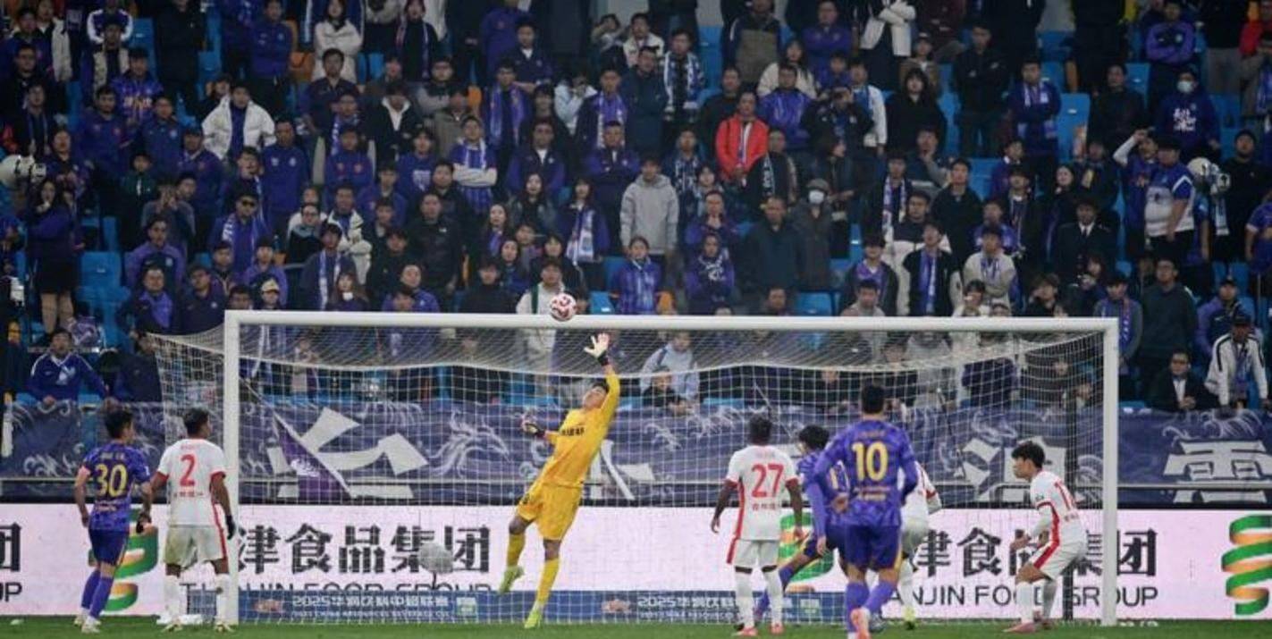 青岛海牛锁定首个降级名额，三镇铁人津门虎三国杀，抢最后中超保级席位