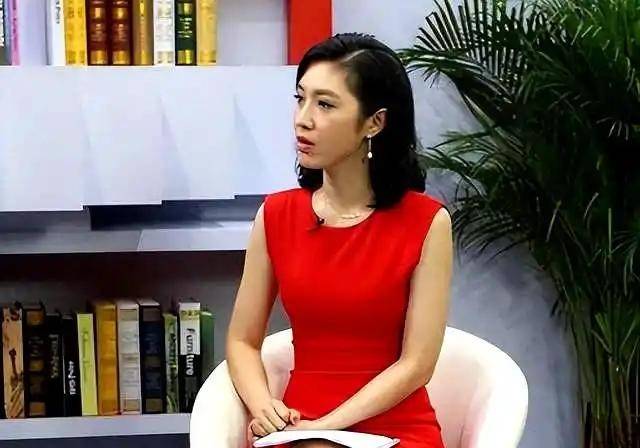 曾是上海炙手可热的主持人，和前国脚恋情落幕，用心陪伴女儿，母女俩相处轻松好似闺蜜