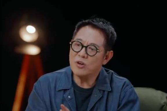 李连杰回应“抛妻弃子”传闻:我们婚姻结束的时候,两个人握手言和很开心的封面图