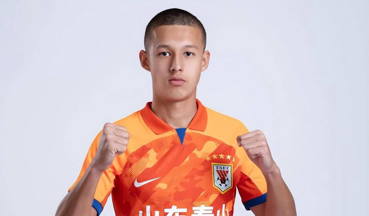 依木兰天赋虽出众，却为何遭国足与俱乐部双重冷落？分析其背后4大原因
