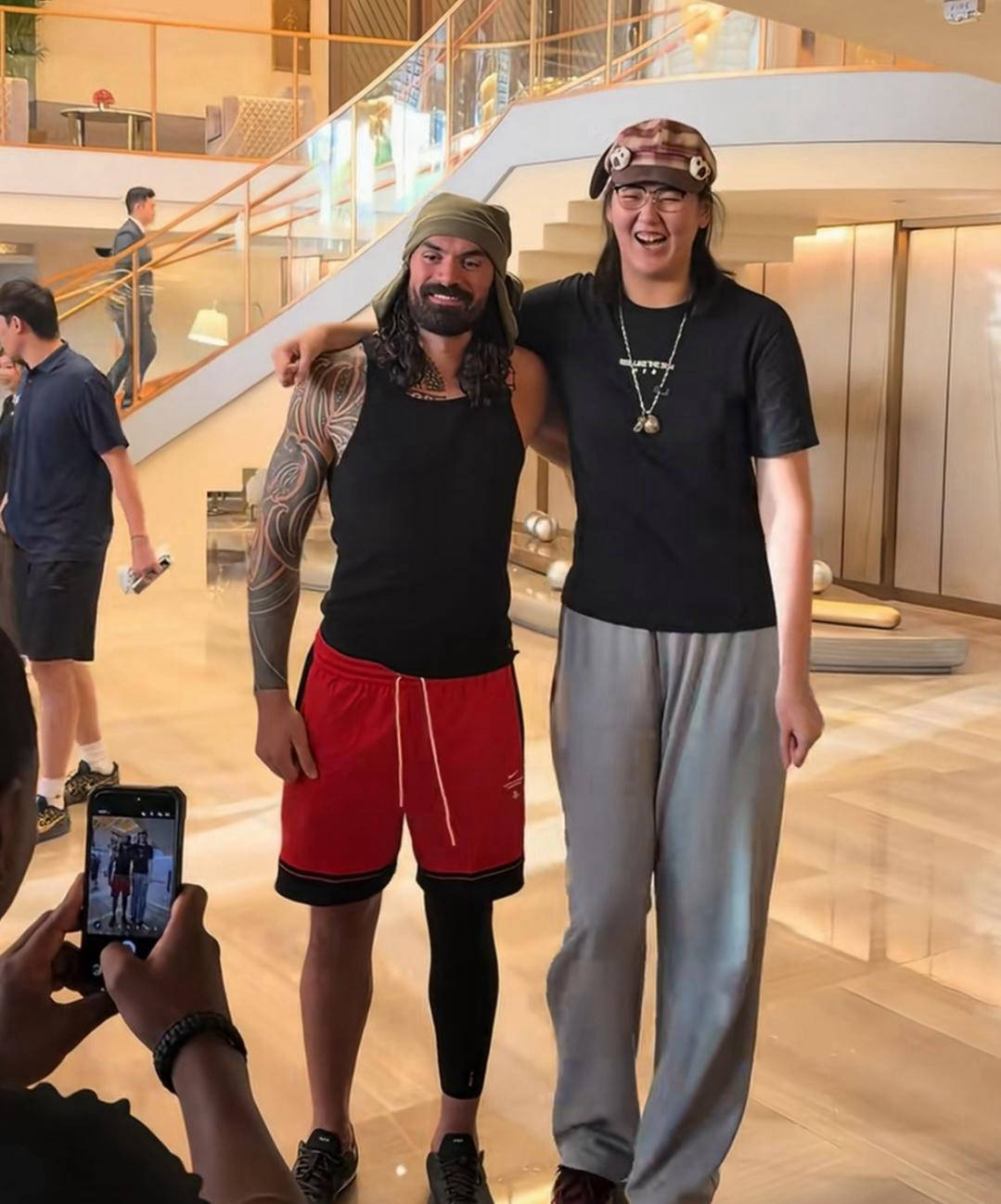 姚明与张子宇同框引发热议，身高差仅半个头，强势压制众多NBA中锋