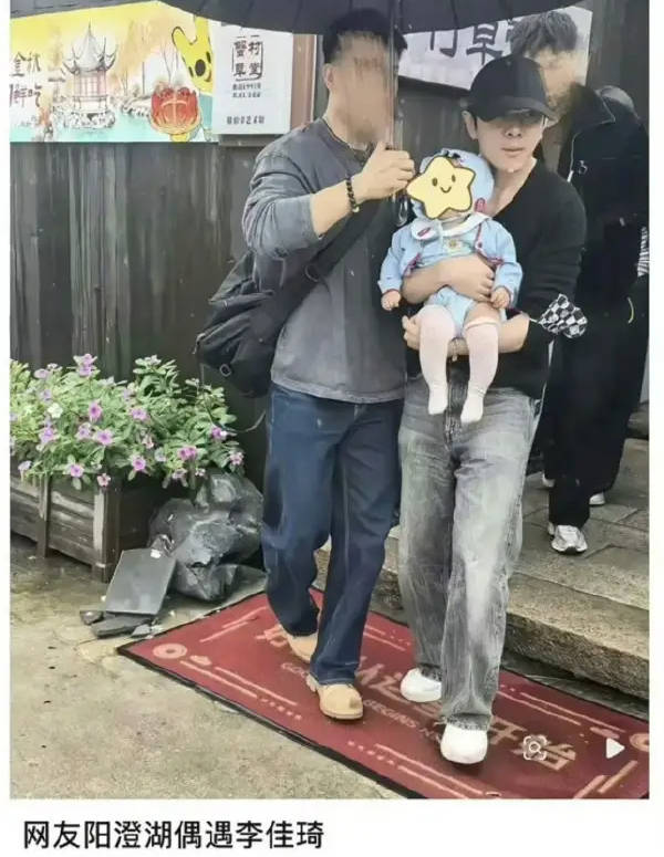 李佳琦直播澄清生子谣言 展示原图证实系友人孩子