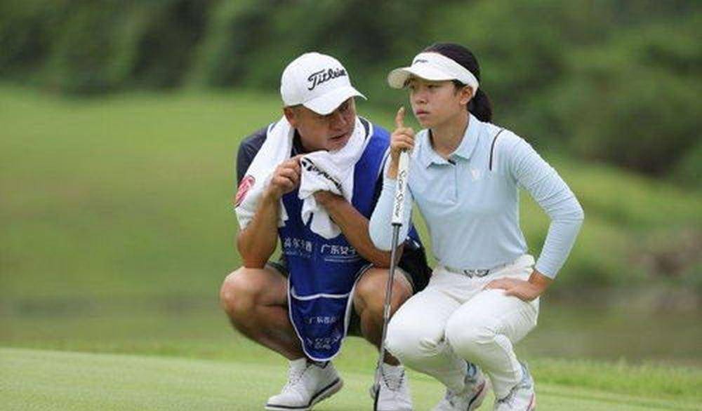 刘国梁16岁双胞胎女儿不同路，姐姐征高尔夫，妹妹专注学业