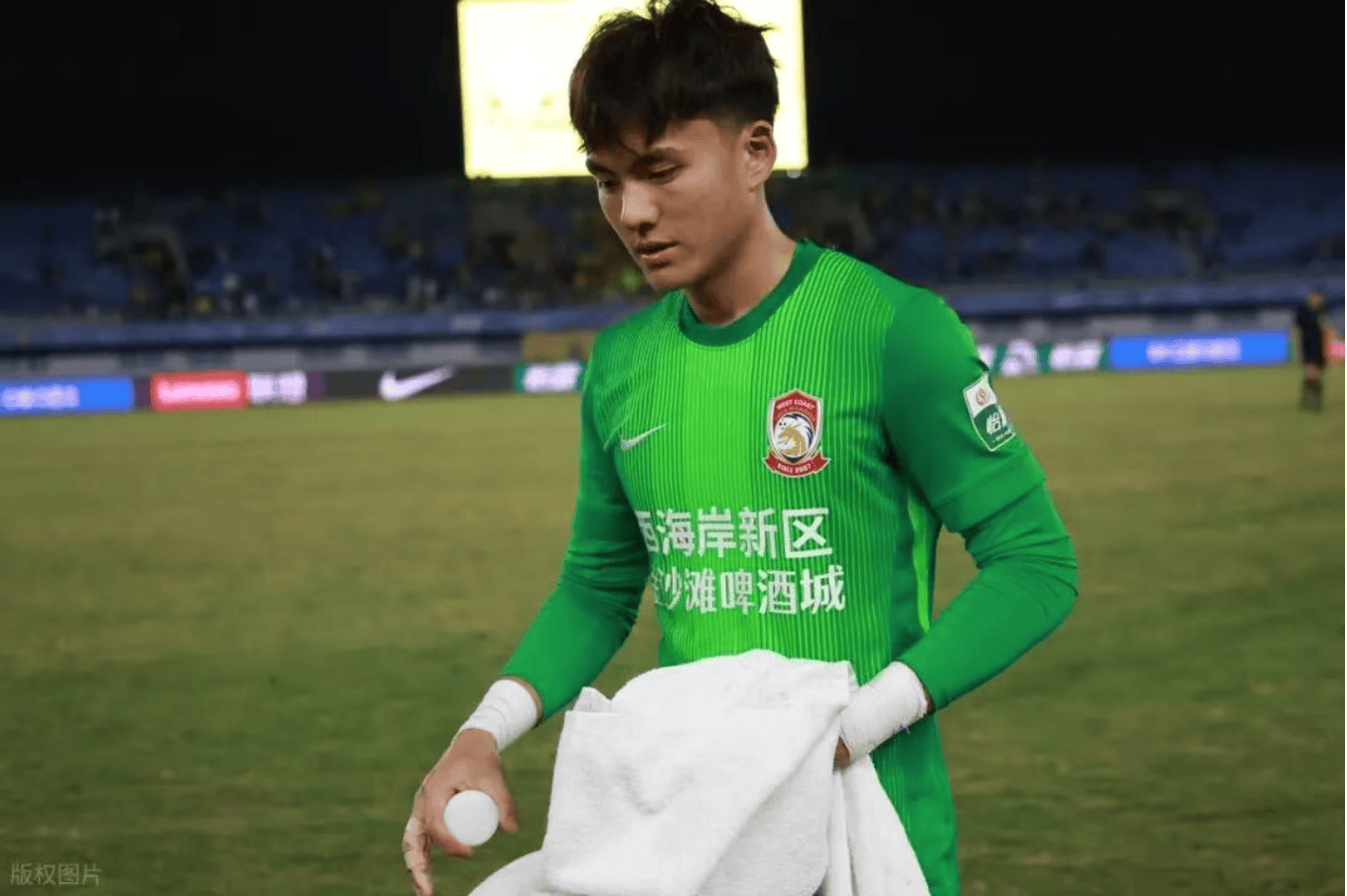 李昊赛后摔毛巾，青岛西海岸0比4输大连，他怒了
