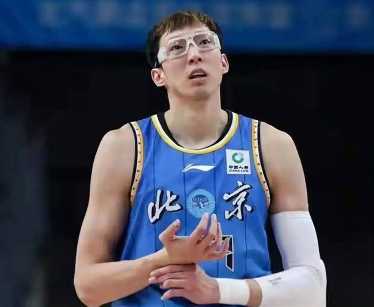 并非偶然，为何周琦广东只打了一年就转投北京？承诺落差埋下离队伏笔