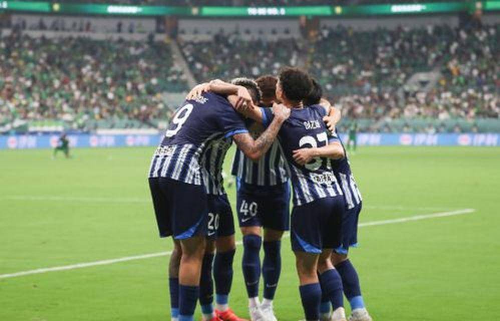 今日!上海海港3比1武汉三镇,积分差距从4分缩至2分,中超争冠悬念留至最后一轮