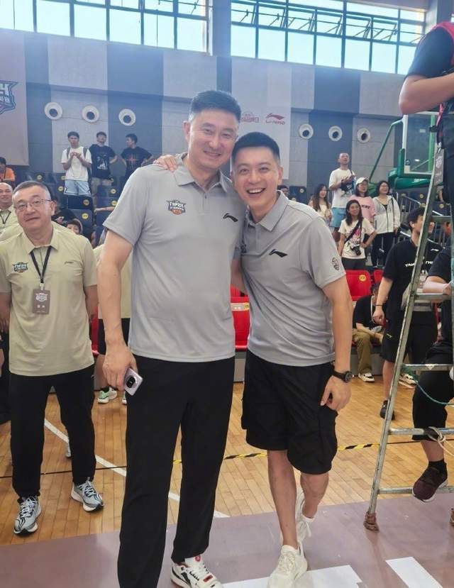 强强联手！杜锋搭档杨鸣解说CBA新赛季揭幕战，两人加起来15冠